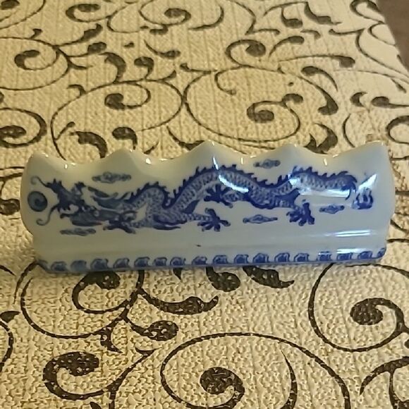 Source Unknown Blue and White Dragon Chopstick Rest - Picture 1 of 2